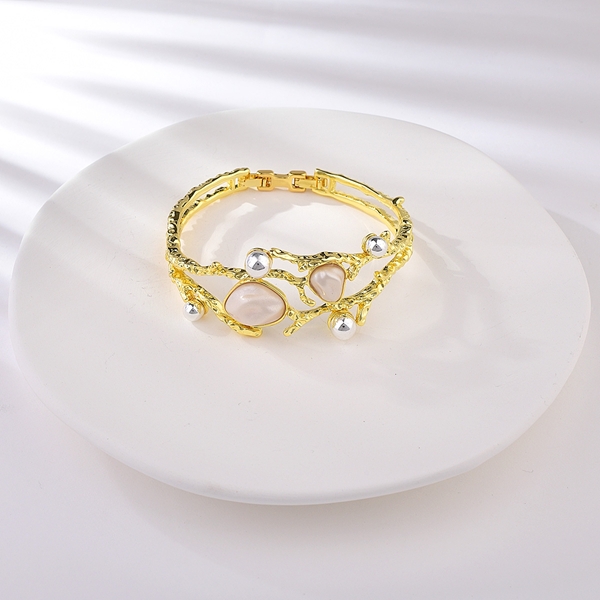 Picture of Reasonably Priced Gold Plated Big Fashion Bangle with Low Cost