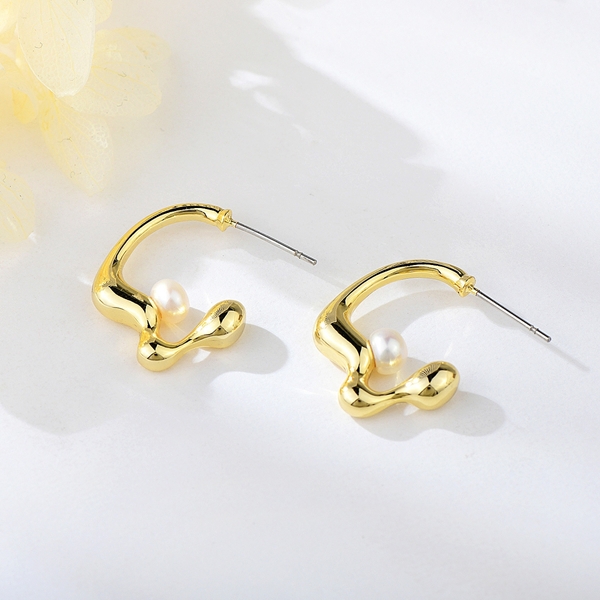 Picture of Famous Small Artificial Pearl Stud Earrings