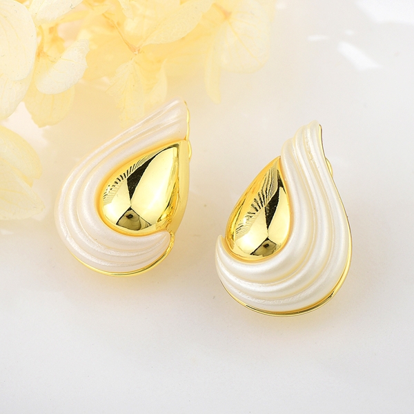 Picture of Zinc Alloy Gold Plated Stud Earrings in Bulk